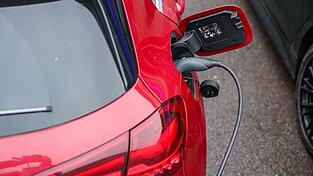 Ein Elektroauto an einer Ladesäule. E-Autos gewinnen laut HUK Coburg stark an Zuspruch. (Symbolbild) Ein Elektroauto an einer Ladesäule. E-Autos gewinnen laut HUK Coburg stark an Zuspruch. (Symbolbild)
