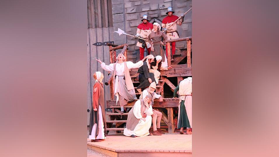 Bilder der Gruppe 'Gr&uuml;n' des Drachenstich-Festspiels.