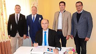Zu Beginn trug sich Staatsminister Albert Füracker in das Goldene Buch der Gemeinde Köfering ein. Hinten, von links: Bastian Kleinert, Christopher von und zu Lerchenfeld, Patrick Grossmann und Armin Dirschl.