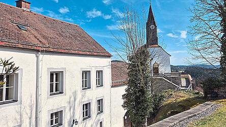 Wohnung, Ausstellungsr&auml;ume und eine Pfarrkirche: Das ist von der ehemaligen Schlossanlage &uuml;briggeblieben.