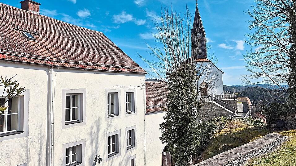 Wohnung, Ausstellungsräume und eine Pfarrkirche: Das ist von der ehemaligen Schlossanlage übriggeblieben. Wohnung, Ausstellungsräume und eine Pfarrkirche: Das ist von der ehemaligen Schlossanlage übriggeblieben.