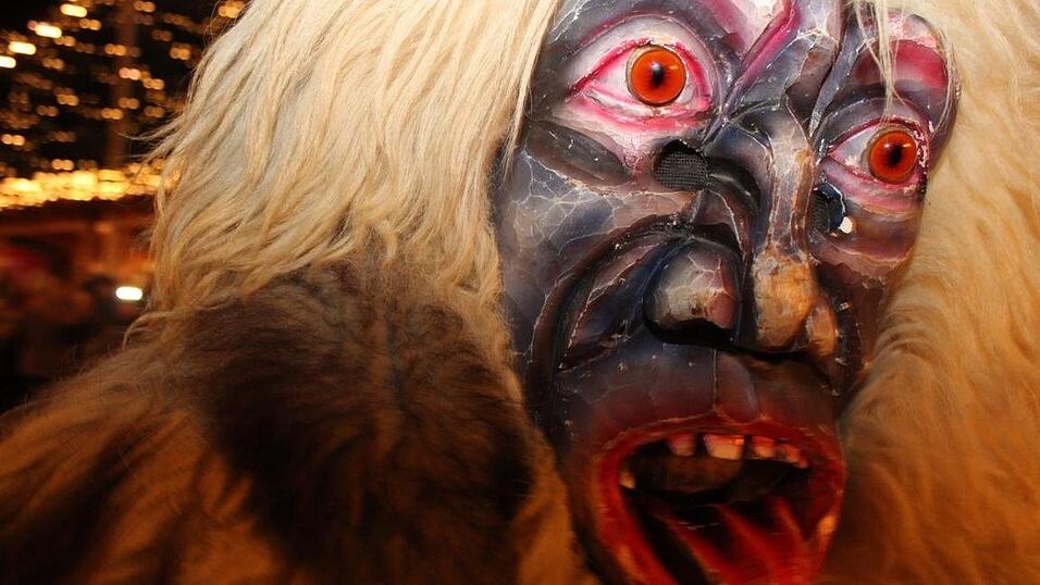 Die Perchtengruppe 'Frisinger Fratz'n' trat am Mittwochabend auf dem Landshuter Christkindlmarkt auf. Die Perchtengruppe 'Frisinger Fratz'n' trat am Mittwochabend auf dem Landshuter Christkindlmarkt auf.