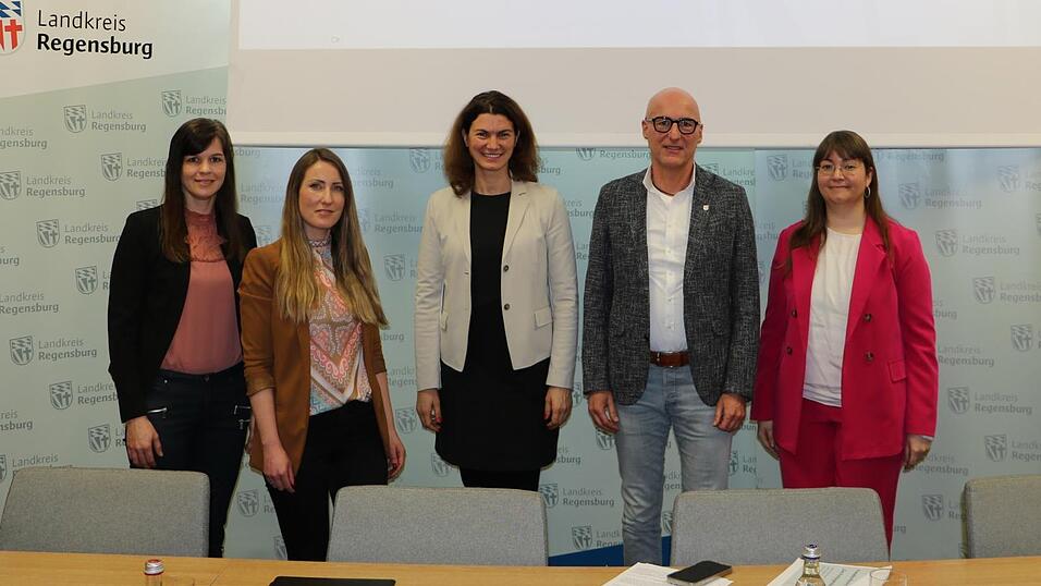 Carina Zenger, Janine Driessen, Landrätin Tanja Schweiger, Johann Götz und Teresa Breininger-Schrembs (von links) bei der Vorstellung von BVS-Team und JAS-Ausbau. Carina Zenger, Janine Driessen, Landrätin Tanja Schweiger, Johann Götz und Teresa Breininger-Schrembs (von links) bei der Vorstellung von BVS-Team und JAS-Ausbau.