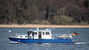 Die Wasserschutzpolizei stoppte das Schiff f&uuml;r eine Kontrolle. (Symbolbild)