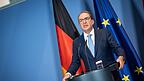 Bundesinnenminister Alexander Dobrindt (CSU) hat Chancen auf den Kanzlerposten, wenn auch sehr geringe. Bundesinnenminister Alexander Dobrindt (CSU) hat Chancen auf den Kanzlerposten, wenn auch sehr geringe.