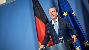 Bundesinnenminister Alexander Dobrindt (CSU) hat Chancen auf den Kanzlerposten, wenn auch sehr geringe. Bundesinnenminister Alexander Dobrindt (CSU) hat Chancen auf den Kanzlerposten, wenn auch sehr geringe.