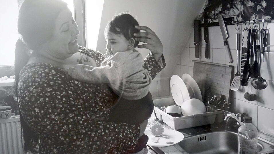 Auf allen Fotos sind die engen und tiefen Bindungen der Familien zu sehen. Sie zeigen die gro&szlig;e Hoffnung auf Ankunft in einem fremden Land.