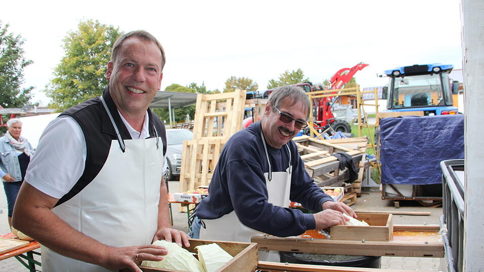 Der Vorsitzende Ludwig Kleeberger erhielt Unterstützung von Bürgermeister Siegfried Lobmeier am Krauthobel. Der Vorsitzende Ludwig Kleeberger erhielt Unterstützung von Bürgermeister Siegfried Lobmeier am Krauthobel.