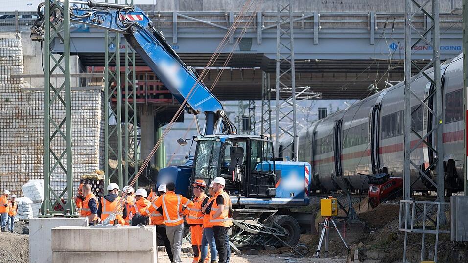 Nach dem Zusammensto&szlig; eines ICE mit einem Baggerarm muss die H&ouml;he des Sachschadens noch ermittelt werden.