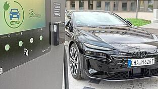 Der neue Dienstwagen des Landrats l&auml;dt an der Schnelllades&auml;ule am Landratsamt.