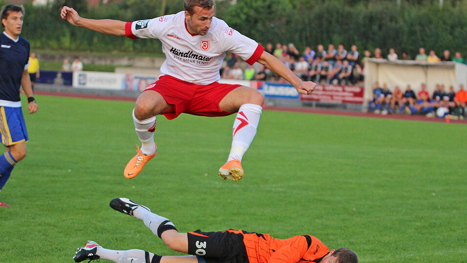 Der SSV Jahn war zu Gast im Landkreis Straubing Bogen. Als Highlight fand am Donnerstagabend ein Spiel einer Landkreisauswahl gegen die Drittliga-Profis statt, welches die Regensburger mit 6:0 f&uuml;r sich entschieden. (Foto: Fabian Ro&szlig;mann)