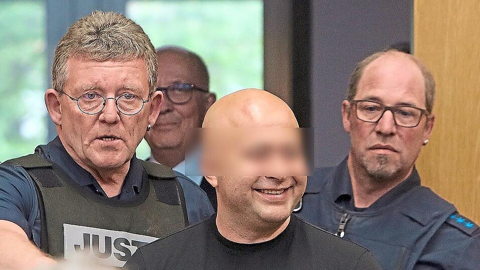 Die Angeklagten waren beim Prozessauftakt (wie hier auf dem Bild) wie auch bei der Urteilsverkündung gut gelaunt. Die Angeklagten waren beim Prozessauftakt (wie hier auf dem Bild) wie auch bei der Urteilsverkündung gut gelaunt.