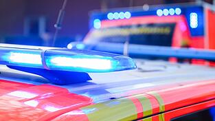 Bei einem schweren Unfall auf einem Firmengelände in Lichtenfels ist ein Arbeiter schwer verletzt worden. (Symbolbild)