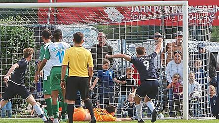 Der Moment, als der SCB dem DJK-SV Altdorf das 3:2 einschenkte und in dem vermutlich allen Bruckbergern tonnenweise Steine von den Herzen gefallen sind. Der Moment, als der SCB dem DJK-SV Altdorf das 3:2 einschenkte und in dem vermutlich allen Bruckbergern tonnenweise Steine von den Herzen gefallen sind.
