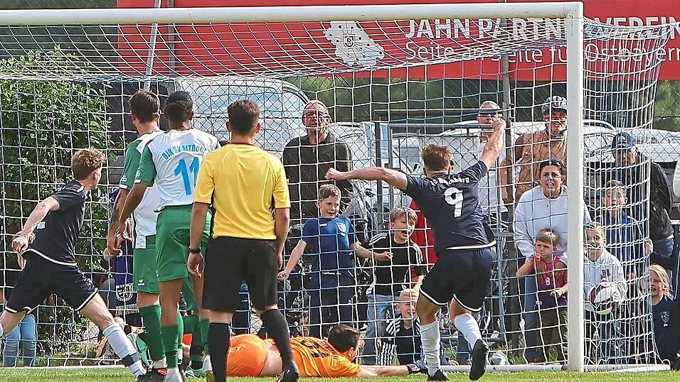 Der Moment, als der SCB dem DJK-SV Altdorf das 3:2 einschenkte und in dem vermutlich allen Bruckbergern tonnenweise Steine von den Herzen gefallen sind.
