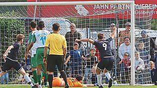 Der Moment, als der SCB dem DJK-SV Altdorf das 3:2 einschenkte und in dem vermutlich allen Bruckbergern tonnenweise Steine von den Herzen gefallen sind.