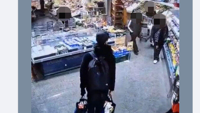 Mit einem von einer Überwachungskamera aufgenommenen Foto illustriert Konstantin Gatzke seinen Facebook-Post. In diesem Fall seien die Täter mit einem Diebesgut von 124 Euro überführt worden, schreibt er. Mit einem von einer Überwachungskamera aufgenommenen Foto illustriert Konstantin Gatzke seinen Facebook-Post. In diesem Fall seien die Täter mit einem Diebesgut von 124 Euro überführt worden, schreibt er.