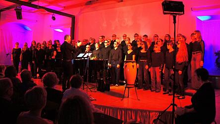 Der Jubiläumschor Lehra und Mehra kann auch Techno, stilecht mit Sonnenbrillen dargebracht.