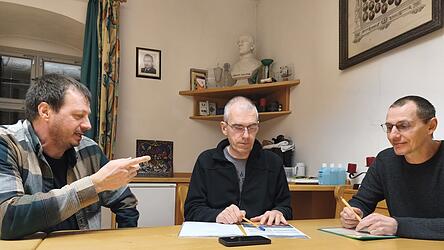 Vorbereitungen im Kolping-Zimmer des Alten Pfarrhofs unter den Augen von Adolph Kolping pers&ouml;nlich (B&uuml;ste oben): 2. Vorsitzender Stephan Limbeck (v.l.), Moderator Matthias Wagner und Schriftf&uuml;hrer Roland Bielmeier