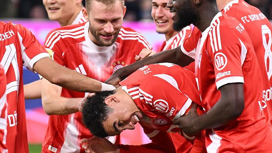 Der FC Bayern um die Torsch&uuml;tzen Konrad Laimer und Jamal Musiala (m) bejubelt den n&auml;chsten Sieg auf dem Weg zum Titel.