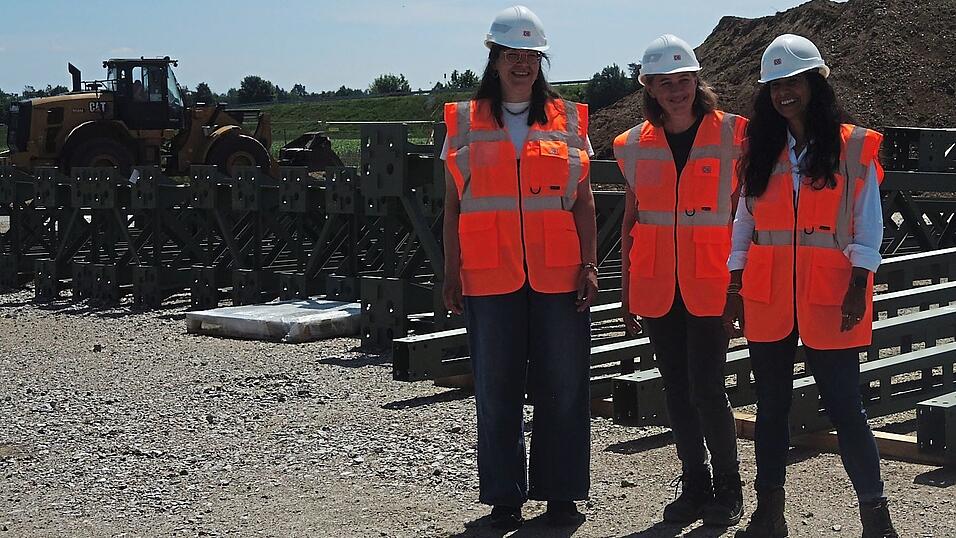 Auf der Baustelleneinrichtungsfläche bei Straubing erläuterten Projektleiterin Aslihan Gebhart, Helga Seybold und Frederike Geyer (v. r.) das Bauprogramm, die Logistik und die nächsten Schritte der Sanierung. Auf der Baustelleneinrichtungsfläche bei Straubing erläuterten Projektleiterin Aslihan Gebhart, Helga Seybold und Frederike Geyer (v. r.) das Bauprogramm, die Logistik und die nächsten Schritte der Sanierung.