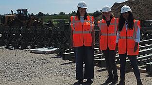 Auf der Baustelleneinrichtungsfläche bei Straubing erläuterten Projektleiterin Aslihan Gebhart, Helga Seybold und Frederike Geyer (v. r.) das Bauprogramm, die Logistik und die nächsten Schritte der Sanierung. Auf der Baustelleneinrichtungsfläche bei Straubing erläuterten Projektleiterin Aslihan Gebhart, Helga Seybold und Frederike Geyer (v. r.) das Bauprogramm, die Logistik und die nächsten Schritte der Sanierung.