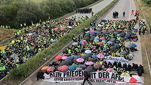 Demonstranten blockieren zeitweise die Autobahn A71 bei Erfurt.