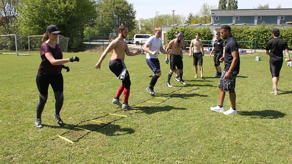 Das Aufw&auml;rmtraining: Eli steht den Jungs in nichts nach.