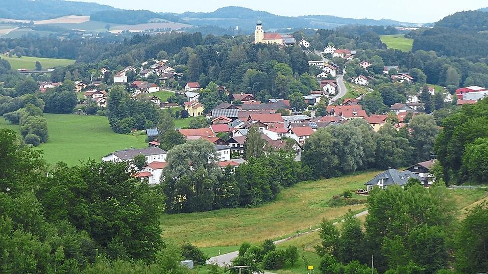Bei der Ortsansicht von Süden her wird die Streckenführung der Handelsstraße sichtbar. Die ursprüngliche Route führte über den Kirchberg nach Ried und weiter bis nach Böhmen. Später wurde sie östlich vorbei über den Steinberg verlegt. Bei der Ortsansicht von Süden her wird die Streckenführung der Handelsstraße sichtbar. Die ursprüngliche Route führte über den Kirchberg nach Ried und weiter bis nach Böhmen. Später wurde sie östlich vorbei über den Steinberg verlegt.