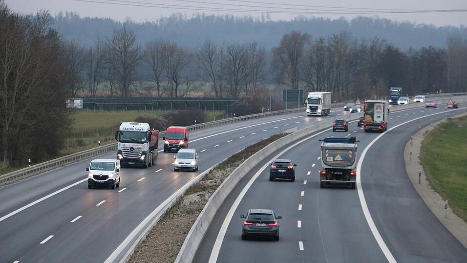 Auf frischem Asphalt und ohne Geschwindigkeitsbegrenzung fließt der Verkehr wieder über die A92 zwischen Moosburg-Nord und Landshut-West. Auf frischem Asphalt und ohne Geschwindigkeitsbegrenzung fließt der Verkehr wieder über die A92 zwischen Moosburg-Nord und Landshut-West.