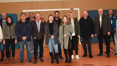 Beim offiziellen Baustart dabei: B&uuml;rgermeister Xaver Gmach, seine Stellvertreter, die Verwaltung, Firmenvertreter, das Planungsb&uuml;ro und die Ingenieure sowie Rektorin Eva K&ouml;nigsberger