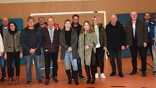 Beim offiziellen Baustart dabei: Bürgermeister Xaver Gmach, seine Stellvertreter, die Verwaltung, Firmenvertreter, das Planungsbüro und die Ingenieure sowie Rektorin Eva Königsberger Beim offiziellen Baustart dabei: Bürgermeister Xaver Gmach, seine Stellvertreter, die Verwaltung, Firmenvertreter, das Planungsbüro und die Ingenieure sowie Rektorin Eva Königsberger