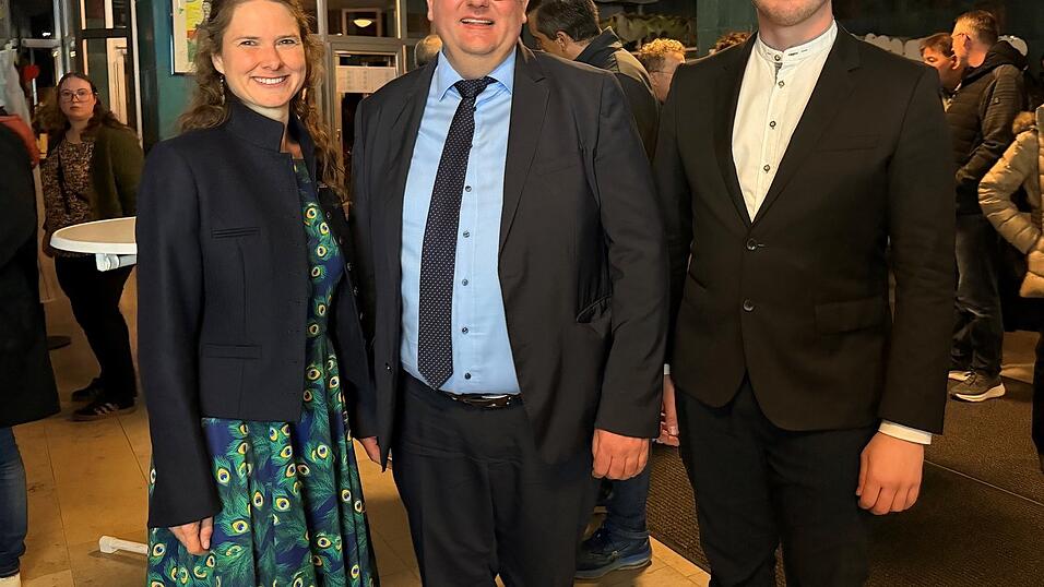 Der amtierende B&uuml;rgermeister Herbert Lichtinger bleibt im Amt. Auf dem Foto mit seinen Herausforderern Karina Luginger und Ludwig Kerscher