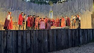 Vier der „Neuen“: Johannes Hackl (2. v. l.), Karl Haimerl (7. v. l.), Carina Kerscher (6. v. r.), Romana Zollner (8. v. r.) Vier der „Neuen“: Johannes Hackl (2. v. l.), Karl Haimerl (7. v. l.), Carina Kerscher (6. v. r.), Romana Zollner (8. v. r.)