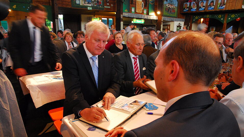 Die örtliche CSU-Politprominenz und viele weitere Menschen kamen in die Rampl-Halle um den bayerischen Ministerpräsidenten zuzuhören.