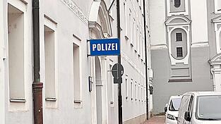 Zu unschönen Vorkommnissen ist es vor einem Jahr auf der Dienststelle in der Neustadt gekommen, als ein Volltrunkener, der zuvor in einer Diskothek randaliert hatte und deshalb in Gewahrsam genommen wurde, Spuckattacken auf Beamte verübte.