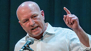 Joachim Wolbergs, ehemaliger Oberb&uuml;rgermeister von Regensburg, spricht bei einem Infoabend vor Beginn seines neuen Prozesses. (Archivbild)