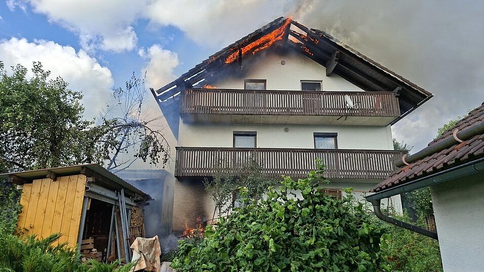 Das Feuer griff auf das Wohnhaus über. Das Feuer griff auf das Wohnhaus über.