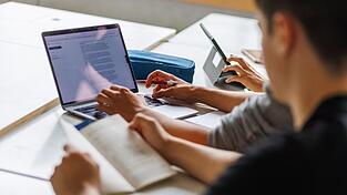 An der Mittelschule Wörth verwenden die Schüler vermehrt Künstliche Intelligenz für Hausaufgaben und Referate. Die Verantwortlichen versuchen ihnen dabei einen verantwortungsvollen Umgang beizubringen.