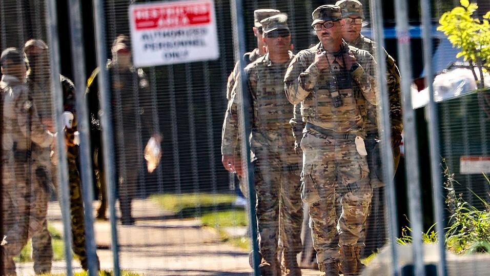 Die Nationalgarde ist nach US-Medienberichten inzwischen im Raum Chicago im Einsatz. Die Nationalgarde ist nach US-Medienberichten inzwischen im Raum Chicago im Einsatz.