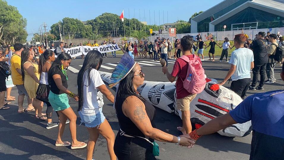 Aktivisten tanzen, um anl&auml;sslich der Weltklimakonferenz #COP30 zu protestieren.