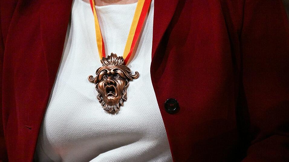 Der Schlappmaulorden wird seit 1989 an schlagfertige Pers&ouml;nlichkeiten aus Politik, Unterhaltung und Gesellschaft verliehen.