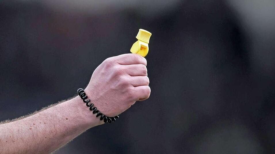 Bei unsportlichem Verhalten k&ouml;nnen die Schiedsrichter ab sofort auch Trainer und Vereinsoffizielle in allen bayerischen Amateurspielklassen mit einer roten Karte vom Platz schicken.