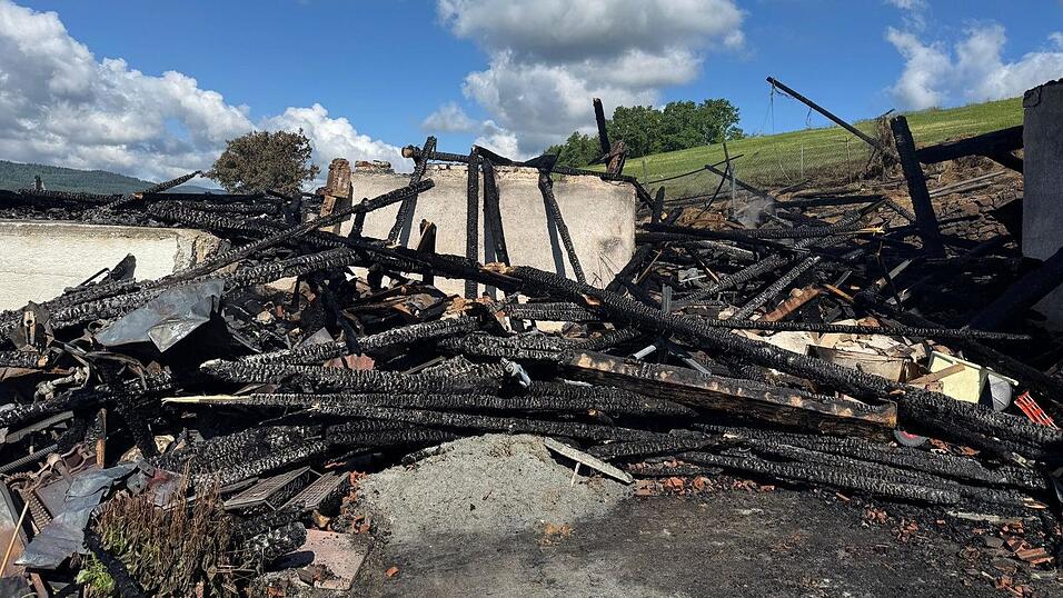 Am Tag nach dem Brand sind vom Stall nur noch verkohlte &Uuml;berreste zu sehen.