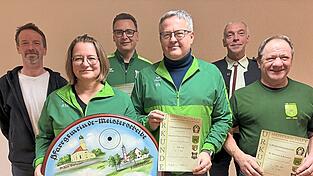 Schirmherr Ralf Fischer und die Vorsitzenden der Vereine mit der Meisterscheibe. Schirmherr Ralf Fischer und die Vorsitzenden der Vereine mit der Meisterscheibe.