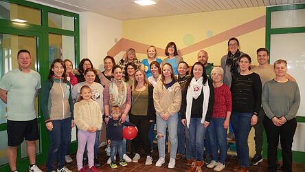 Bis die Grundschule in eine wahres Einkaufsparadies für Schnäppchenjäger verwandelt war, gab es reichlich Arbeit. Organisatorin Rebekka Caruso (Mitte) freut sich hier mit dem Sonntags-Helfer-Team über den gelungenen Basar.