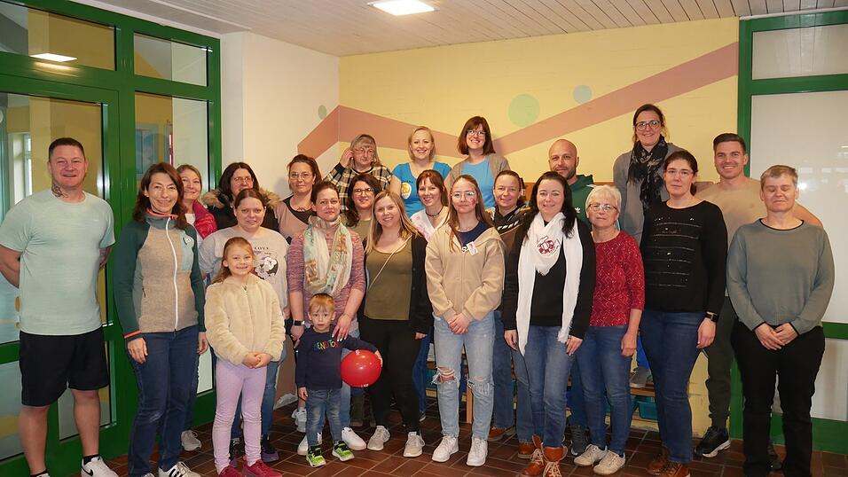 Bis die Grundschule in eine wahres Einkaufsparadies für Schnäppchenjäger verwandelt war, gab es reichlich Arbeit. Organisatorin Rebekka Caruso (Mitte) freut sich hier mit dem Sonntags-Helfer-Team über den gelungenen Basar. Bis die Grundschule in eine wahres Einkaufsparadies für Schnäppchenjäger verwandelt war, gab es reichlich Arbeit. Organisatorin Rebekka Caruso (Mitte) freut sich hier mit dem Sonntags-Helfer-Team über den gelungenen Basar.