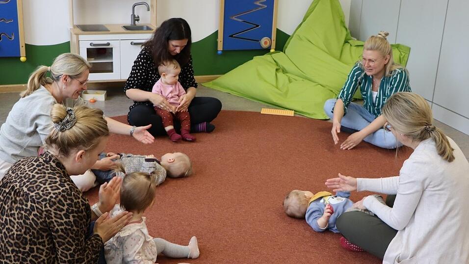 Zum festen Ablauf der Gruppenstunden von Nadine Gärtner (hinten rechts) gehört das Apfelstrudel-Lied. Je nachdem, wie alt das Kind ist, klatscht es entweder selbst mit oder lässt sich von Mama massieren. Zum festen Ablauf der Gruppenstunden von Nadine Gärtner (hinten rechts) gehört das Apfelstrudel-Lied. Je nachdem, wie alt das Kind ist, klatscht es entweder selbst mit oder lässt sich von Mama massieren.