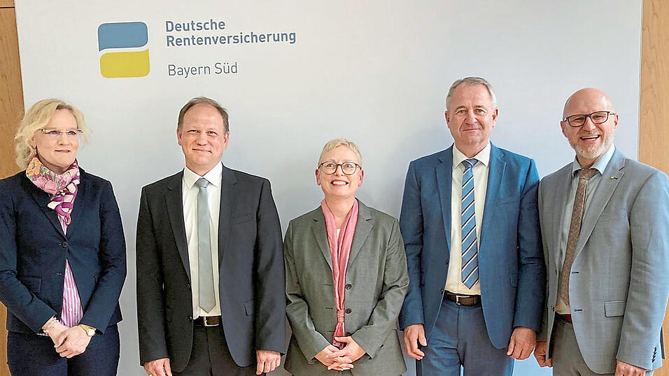 Brigitte Iding (Mitte) zusammen mit (von links) Christian Heide, Rüdiger Alfery, Günter Zellner sowie Dr. Jutta Krogull, Vorsitzende der Vertreterversammlung Arbeitgeber Brigitte Iding (Mitte) zusammen mit (von links) Christian Heide, Rüdiger Alfery, Günter Zellner sowie Dr. Jutta Krogull, Vorsitzende der Vertreterversammlung Arbeitgeber