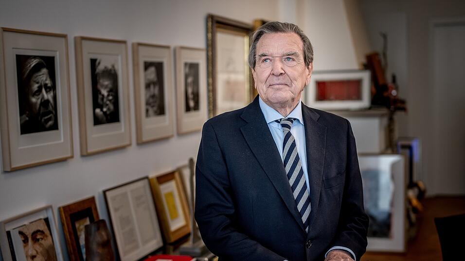 Im Februar hat sich Altkanzler Gerhard Schröder wegen Burn-outs in eine Klinik begeben. Bereits zuvor hatte er seine Ladung vor dem Schweriner Landtag krankheitsbedingt abgesagt. Im Februar hat sich Altkanzler Gerhard Schröder wegen Burn-outs in eine Klinik begeben. Bereits zuvor hatte er seine Ladung vor dem Schweriner Landtag krankheitsbedingt abgesagt.